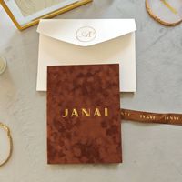 Invitations de mariage et d'anniversaire de style français en velours brun caramel de luxe, avec monogramme personnalisé en feuille d'or, insert en acrylique et ensemble d'enveloppes