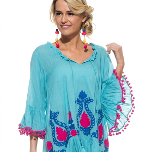 Blouse en coton 100% bohème la plus populaire, avec broderie florale Imperia, dentelle tissée, écologique, col rond à volants, coupe flatteuse - Product Image 1