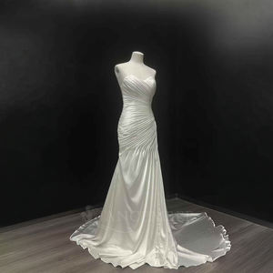 Robe de mariée sirène/trompette moderne NT36 en satin, coupe ajustée, avec décolleté cœur, volants, dentelle et fleurs en cristal - Product Image 2