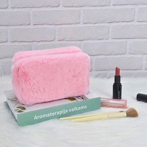 Sac de rangement de voyage moderne pour maquillage et articles de toilette, grande capacité, en tissu pelucheux matelassé, imprimé avec logo personnalisé et sérigraphié pour l'hiver - Product Image 4