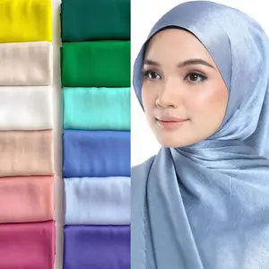 Donne all'ingrosso scialli Hijab musulmani fascia di seta stile sottile Hijab musulmano foulard sciarpa di garza vacanza Hijab