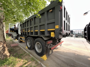 Camion benne <span class=keywords><strong>SINOTRUK</strong></span> HOWO <span class=keywords><strong>T7H</strong></span> 6X4 poids lourd avec <span class=keywords><strong>540</strong></span> chevaux et benne de 18 m³ – Qualité supérieure à vendre - Product Image 1