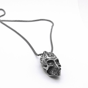 yunnique Colgante de máscara de calavera de acero inoxidable con diamantes de imitación, collar unisex, regalo - Product Image 3