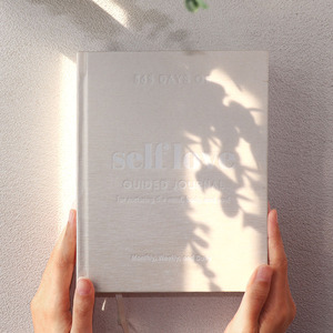 Diario Guidato di Lusso per l'Autostima 365 Giorni, Quaderno di Riflessione Quotidiana per Mente, Corpo e <span class=keywords><strong>Anima</strong></span> - Product Image 1