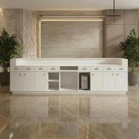 Bureau d'accueil moderne blanc crème avec bande lumineuse LED, comptoir de réception minimaliste à lattes de bois verticales pour bureau, salon ou clinique