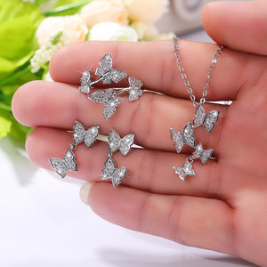Collana con Ciondolo a Quattro Farfalle in Stile Coreano per Donne, Set di Gioielli Chic per la Clavicola - Product Image 3
