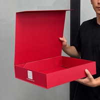 Boîte cadeau magnétique pliable personnalisée avec logo blanc sur fond rouge, boîte d'emballage rigide mate pliable pour vêtements et chaussures de mode