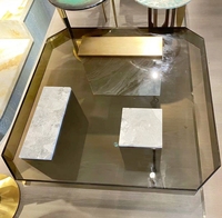 Table basse moderne en verre avec plateau carré de 100 cm, pieds en métal et pierre, pour salon