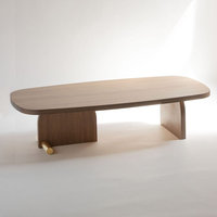 Collection de tables basses ovales multicolores modernes avec pieds sculpturaux et pieds en barre métallique pour salon contemporain