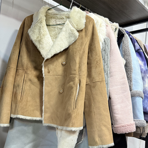 Fardos <span class=keywords><strong>de</strong></span> Ropa Usada al por Mayor <span class=keywords><strong>de</strong></span> Tiendas <span class=keywords><strong>de</strong></span> <span class=keywords><strong>Segunda</strong></span> <span class=keywords><strong>Mano</strong></span>, Chaquetas <span class=keywords><strong>de</strong></span> Mujer Gruesas para Invierno, Abrigos Forrados <span class=keywords><strong>de</strong></span> Piel, Estilos Variados - Product Image 2