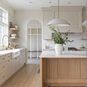 Meuble de cuisine moderne et chaleureux en chêne clair massif avec panneaux plats, quincaillerie en laiton et double îlot - Product Image 6