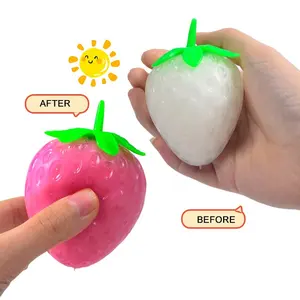 Fruit jouets anti-Stress boule de fraise à couleur changeante TPR balles à presser sensorielles adultes enfants jouets Fidget balles anti-Stress