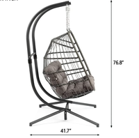 Deux personnes accrochant la chaise d'oscillation de rotin de sièges de double de chaise d'oeufs avec la base en U
