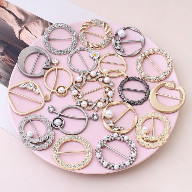 Wholesale Luxury Trendy Durable Zinc Alloy Eco-Friendly Nickel-Free Decorative Buckle with Rhinestone Pearl for Clothes Scarf