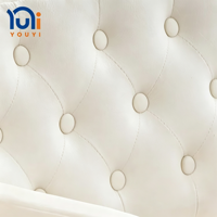 Chaise pivotante pour technicien de salon de beauté, en cuir capitonné blanc, accoudoirs creux, base dorée, chaise de travail roulante pour utilisation en spa