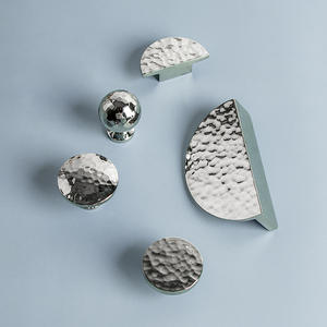 Perillas de Muebles Hechas a Mano de Latón Macizo Cromado Plateado, con Superficie Rugosa Martillada, Semirredondas, Antioxidantes y Texturizadas - Product Image 1