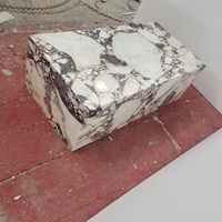 Table basse en acier inoxydable avec plateau en marbre doré