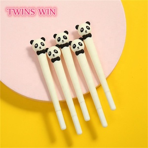 Vente en gros de <span class=keywords><strong>stylo</strong></span> étudiant en plastique <span class=keywords><strong>stylo</strong></span> pour enfants pendentif <span class=keywords><strong>Panda</strong></span> dessin animé <span class=keywords><strong>stylo</strong></span> gel bon marché de haute qualité - Product Image 1