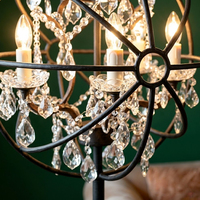 Lampe sur pied en laiton antique poli, lourde et ornée, de style classique européen, avec détails en cristal
