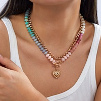 Collier en perles de résine colorées Dopamine avec pendentif cœur plaqué or, chaîne superposée pour femme, idéal pour les fêtes, la plage, les vacances, ou comme cadeau.