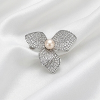 Bros Pin Bunga Empat Kelopak Mutiara CZ Berlapis Paladium Kuningan Elegan untuk Wanita, Cocok untuk Acara Harian, Pesta, dan Acara Lainnya