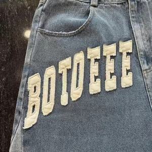 กางเกงยีนส์ขาสั้นผู้ชายสไตล์วินเทจสีอ่อนแบบทำสีซีด  ปักโลโก้ตามสั่ง  งานดิสเทรส  ขายส่ง - Product Image 3