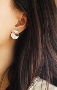 Boucles d'oreilles clous géométriques en acier titane plaqué or 18 carats, style chinois, gravées motif éventail origami, dos rond, inaltérables, vente en gros - Product Image 4