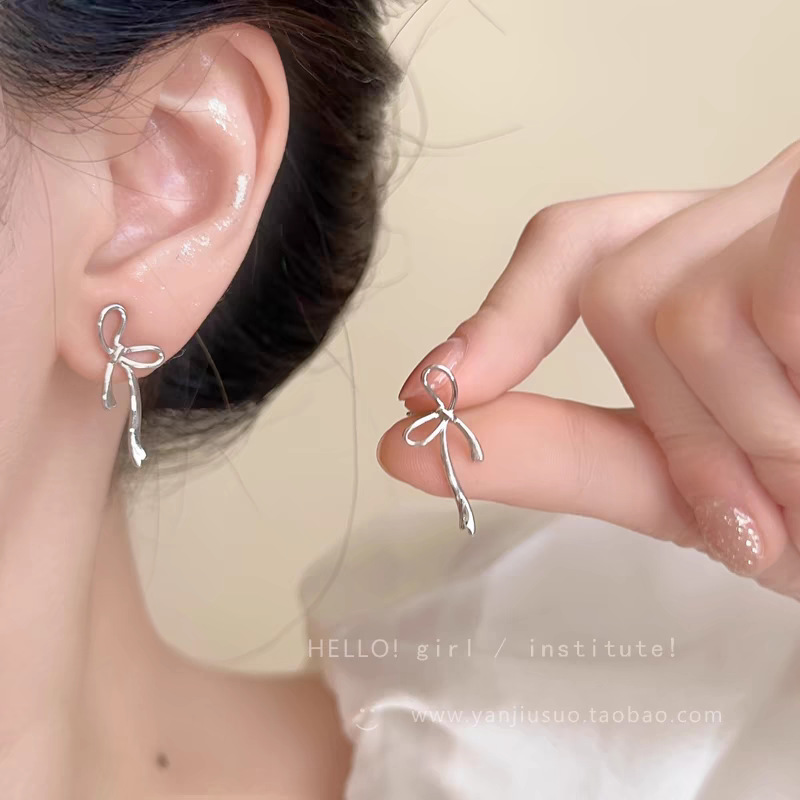 34silver ribbon bow stud earrings