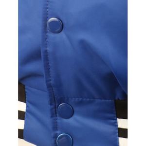 Chaqueta de Béisbol Personalizada con Logotipo de PIHA SPORTS, Chaqueta Universitaria de Béisbol Azul Satinado de Color Sólido 100% para Hombre - Product Image 4