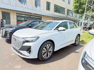<span class=keywords><strong>Audi</strong></span> <span class=keywords><strong>Q4</strong></span> E-tron 40 SUV électrique d'occasion 2024, longue autonomie, version premium, prêt à l'exportation, blanc sur noir - Product Image 3