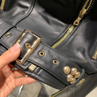 Veste de motard en peau de mouton véritable noire cloutée, rivets dorés, streetwear, veste de moto courte, veste de moto en peau de mouton véritable pour femme