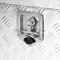 Rangement extérieur élégant et discret en aluminium pour benne de camion |   Finition noire avec revêtement en poudre |   Remorques utilitaires à essieux croisés verrouillables pour camping-cars |