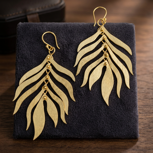 SOUMYA CREATIONS Boucles d'oreilles pendantes tendance en laiton plaqué or faites à la main pour femmes, avec motif floral du Rajasthan, pour les occasions de fête - Product Image 1