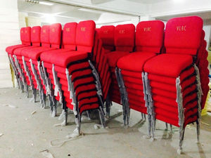 Silla de iglesia de teatro acolchada roja cristiana de metal moderno apilable - Product Image 3