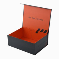 Boîtes d'emballage de luxe pour perruques de cheveux humains fantaisie en dentelle tressée en forme de livre avec revêtement UV personnalisé et feuille d'or, ensemble avec sac en satin