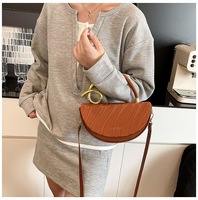 Nouveauté : Sac bandoulière demi-lune pour femme avec poignée spirale en métal doré, en cuir PU effet vague d'eau, mini sac selle de luxe