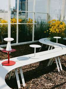 आधुनिक अनियमित आकार आउटडोर बेंच सेट क्रीम सफेद धातु की मेज चल स्टूल हल्के हल्के पार्क बालकनी के लिए आसान साफ - Product Image 1