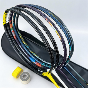 <span class=keywords><strong>Raquette</strong></span> <span class=keywords><strong>de</strong></span> <span class=keywords><strong>badminton</strong></span> <span class=keywords><strong>haut</strong></span> <span class=keywords><strong>de</strong></span> <span class=keywords><strong>gamme</strong></span> en fibre <span class=keywords><strong>de</strong></span> carbone, design moulé par double injection avec mousse interne, tige en carbone, équilibrage léger sur le dessus. - Product Image 1