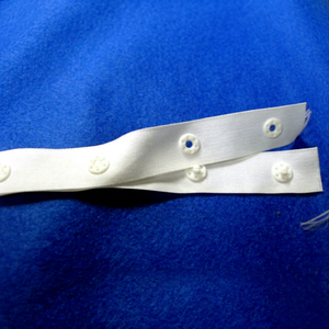 Ruban à boutons-pression en plastique DK-679, largeur 18 mm |   Bande de sangle en plastique blanc avec boutons-pression circulaires pour la fixation de vêtements - Product Image 1