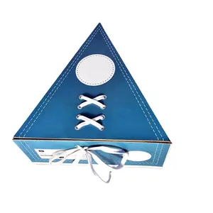Gaya disesuaikan grosir penuh cetak logo biru hadiah kemasan segitiga piramida kotak mailer dengan busa sisipan untuk hadiah sepatu