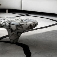 Table basse en marbre Arabescato Viola, forme nuage organique, trois pieds coniques sculptés, forme libre irrégulière, table à thé pour salon