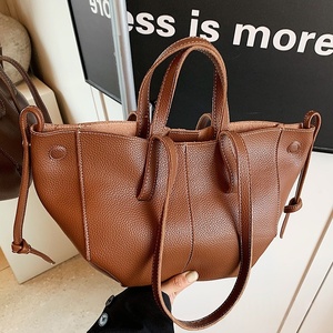 Nouveau Sac Fourre-tout Femme en Cuir PU Tendance, Sac à Bandoulière Hobo Surdimensionné de Haute Qualité avec Pompon, Sacs Fourre-tout Haut de Gamme pour Femmes - Product Image 2