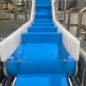 Système de convoyeur à bande inclinée à crampons pour le levage et le transport stable de matériaux en vrac dans les lignes de production alimentaire et d'emballage - Product Image 4
