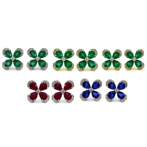 Boucles d'oreilles clous en or blanc 18 carats de haute qualité avec diamants et émeraudes, design romantique en fleur de trèfle, vente en gros pour femmes - Product Image 4