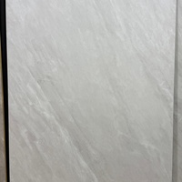 Carrelage mural et de sol moderne en céramique frittée aspect marbre gris mat, 6 faces jointables, 900x1800, pour salle de bain de villa