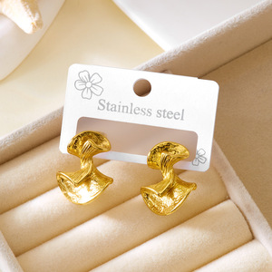 Boucles d'oreilles en gros en acier inoxydable doré avec accents de perles, motifs floraux et géométriques tendance, pendantes - Product Image 4