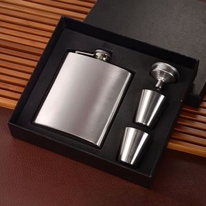 Coffret Cadeau Homme Personnalisé avec Logo Rétro, Gourde en Cuir et Acier Inoxydable 8oz pour Whisky et Liqueur, avec Entonnoir et Verre à Shot - Product Image 2