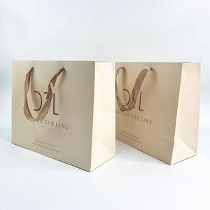 Bolsa de Papel de Lujo Biodegradable con Lámina Dorada para Empacar Ropa y Zapatos, Logotipo Personalizado con Asa de Cinta - Product Image 3