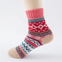 Vente en gros de chaussettes chaudes d'hiver en laine tricotée épaisse chaussettes vintage confortables pour femmes