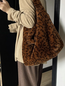Borsa in pelliccia <span class=keywords><strong>di</strong></span> leopardo Vintage <span class=keywords><strong>di</strong></span> <span class=keywords><strong>lusso</strong></span> Super bella, finta borsa <span class=keywords><strong>di</strong></span> visone con motivo stampato a tracolla <span class=keywords><strong>di</strong></span> grande capacità, 2025 - Product Image 1